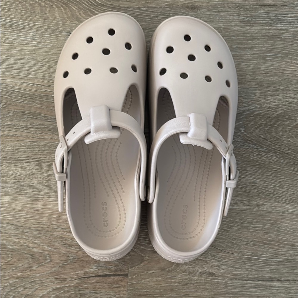 Crocs Women’s cream Sandals